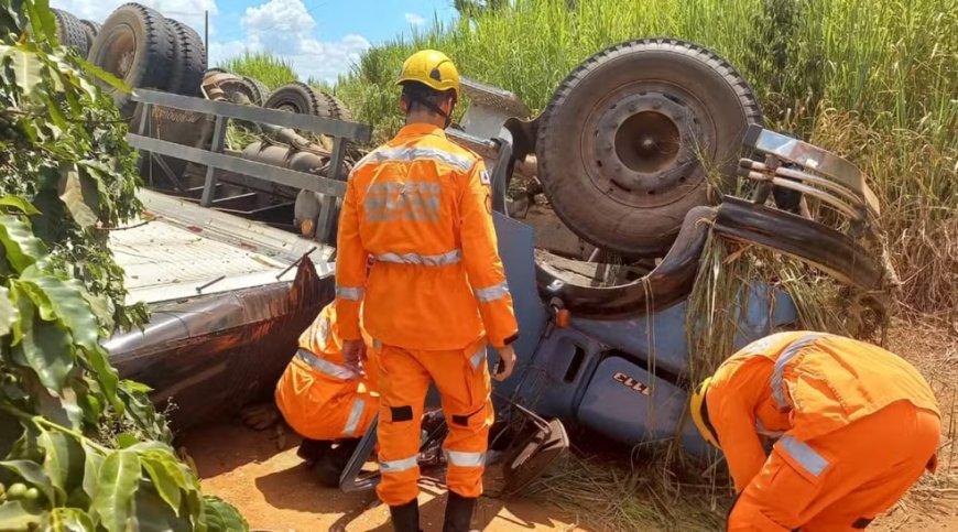 Homem de 70 anos morre após capotar caminhão na MGC-179, no Sul de Minas