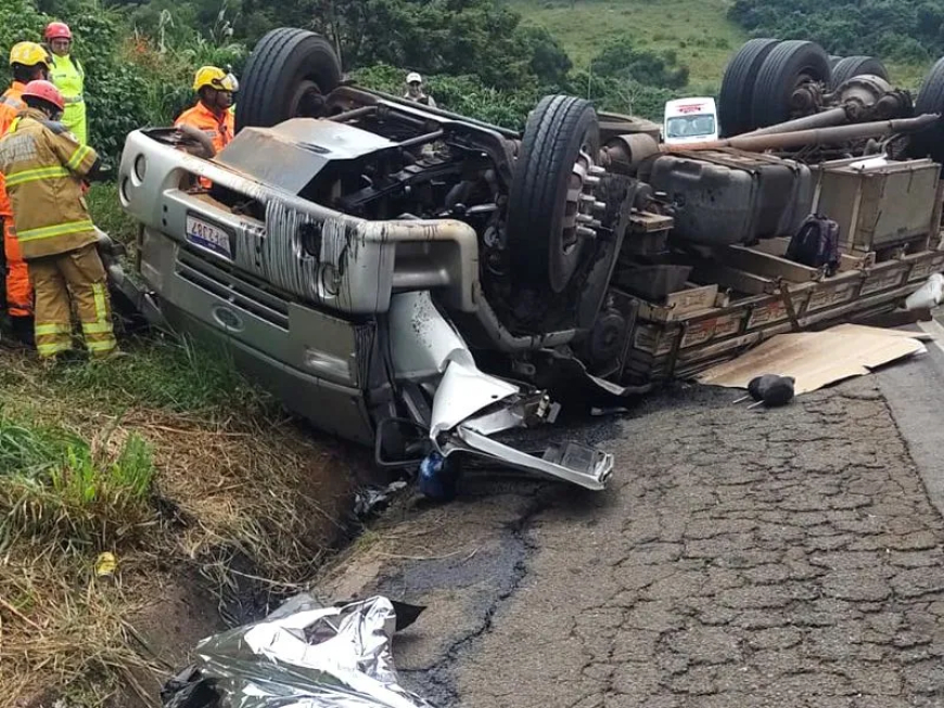 Caminhão carregado com sal mineral tomba na MGC-491, levando motorista de 25 anos a óbito