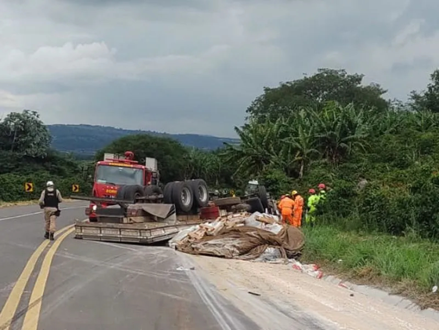 Caminhão carregado com sal mineral tomba na MGC-491, levando motorista de 25 anos a óbito