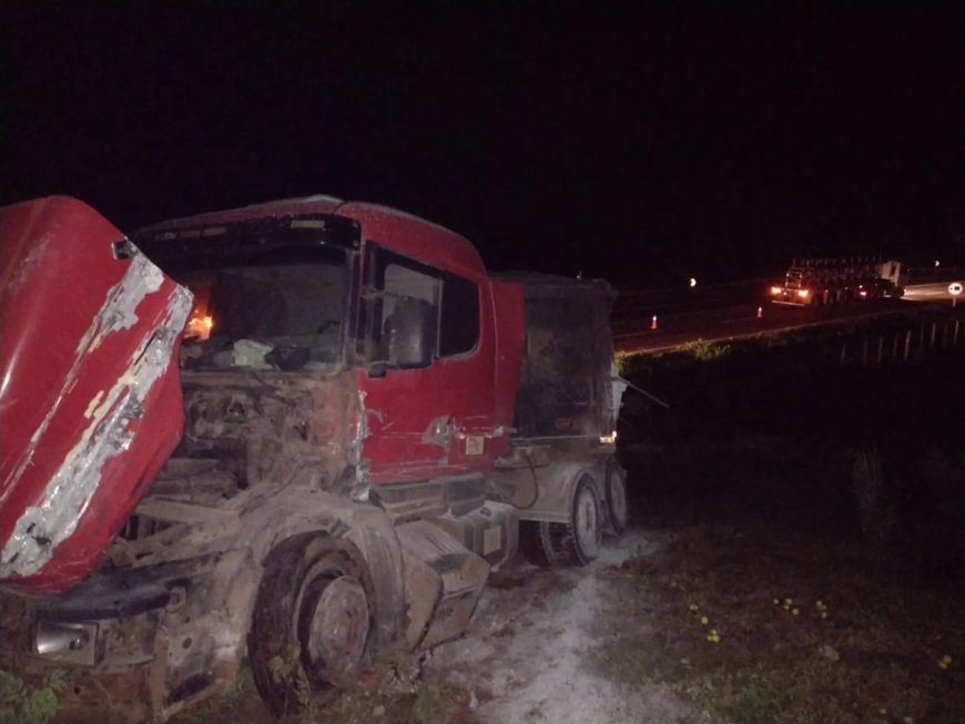 Para evitar colisão, motorista desvia carreta para a contramão, atingindo a lateral de outra carreta na MGC-265