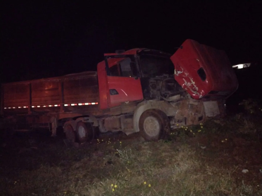 Para evitar colisão, motorista desvia carreta para a contramão, atingindo a lateral de outra carreta na MGC-265