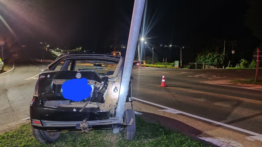 Após colidir com carreta, Pálio é arremessado contra radar no trevo de Monte Santo de Minas