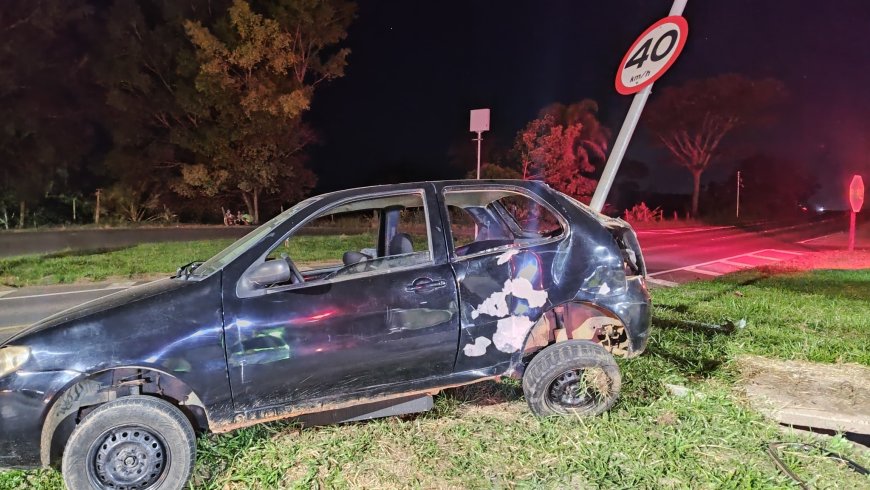 Após colidir com carreta, Pálio é arremessado contra radar no trevo de Monte Santo de Minas