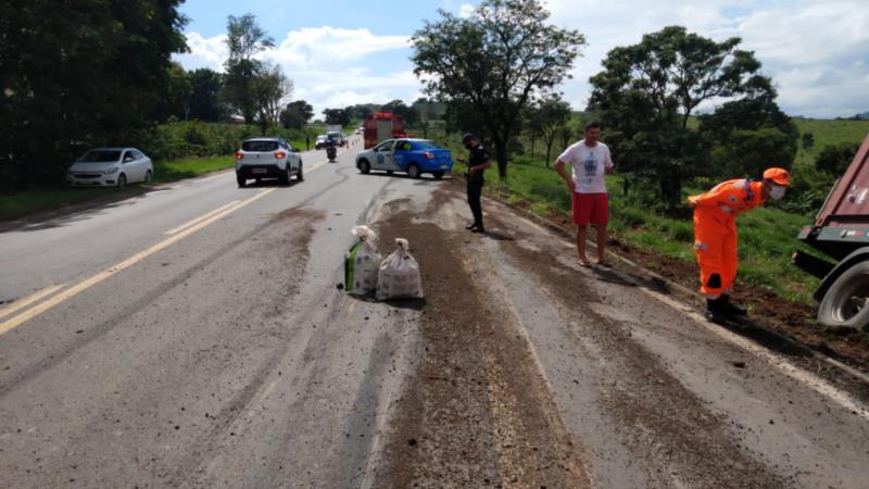 Acidente com carreta na BR-491 mobiliza o Corpo de Bombeiros de Guaxupé