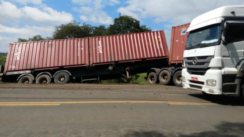 Acidente com carreta na BR-491 mobiliza o Corpo de Bombeiros de Guaxupé