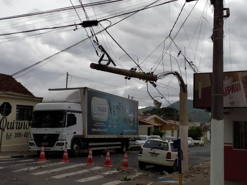 Na tarde desta terça, vendaval e chuva provocam estragos na cidade