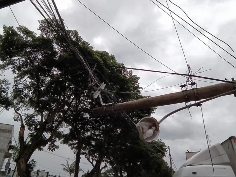 Na tarde desta terça, vendaval e chuva provocam estragos na cidade