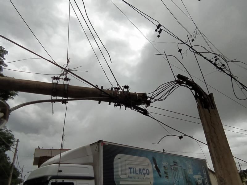 Na tarde desta terça, vendaval e chuva provocam estragos na cidade