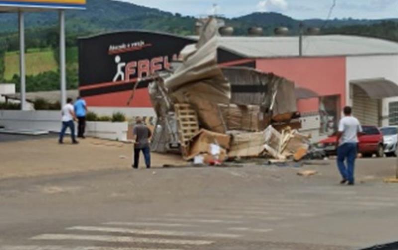 Caminhão desgovernado bate em veículo e invade loja no centro de Juruaia