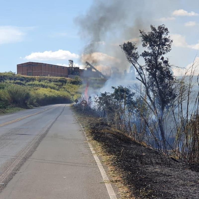 Bombeiros combatem diversos focos de incêndio florestal em Guaxupé e região