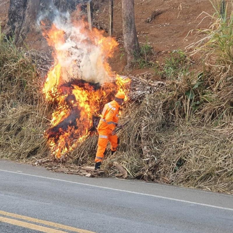 Bombeiros combatem diversos focos de incêndio florestal em Guaxupé e região