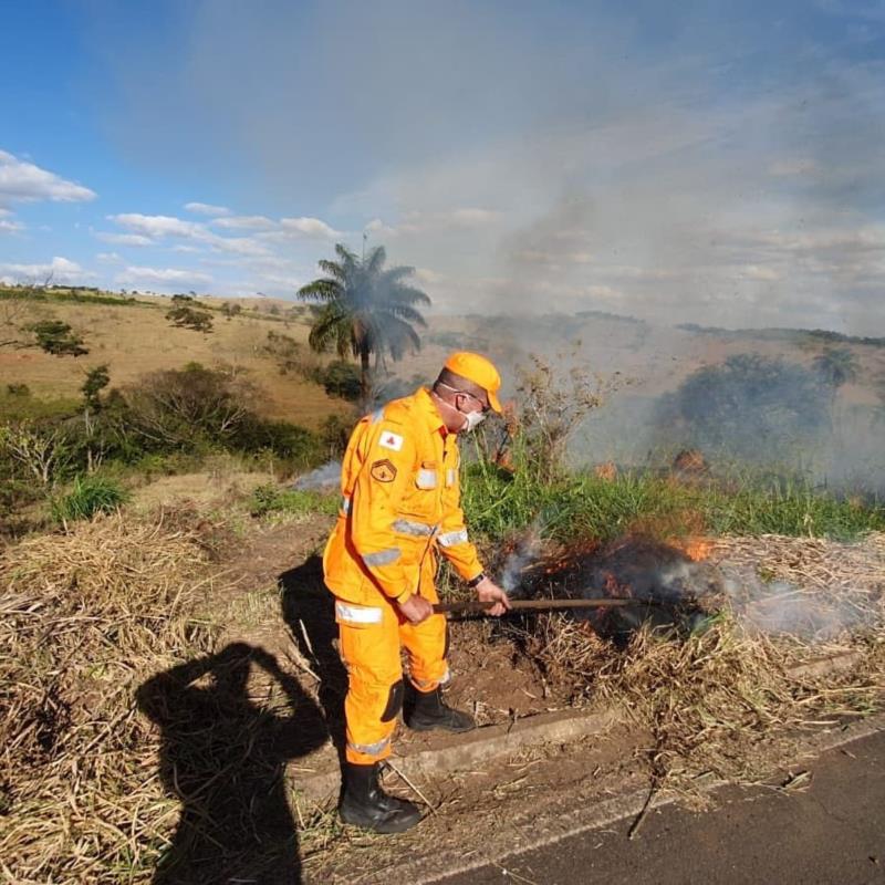 Bombeiros combatem diversos focos de incêndio florestal em Guaxupé e região