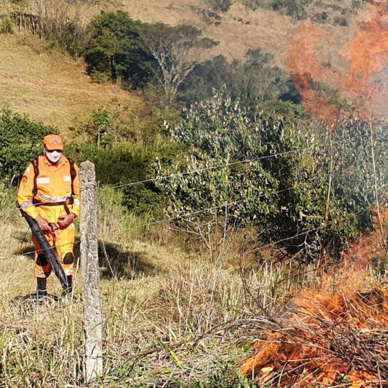 Bombeiros combatem diversos focos de incêndio florestal em Guaxupé e região