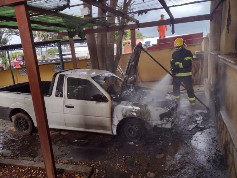 Incêndio em veículo dentro do Unifeg mobiliza Bombeiros neste Natal