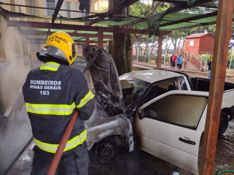 Incêndio em veículo dentro do Unifeg mobiliza Bombeiros neste Natal