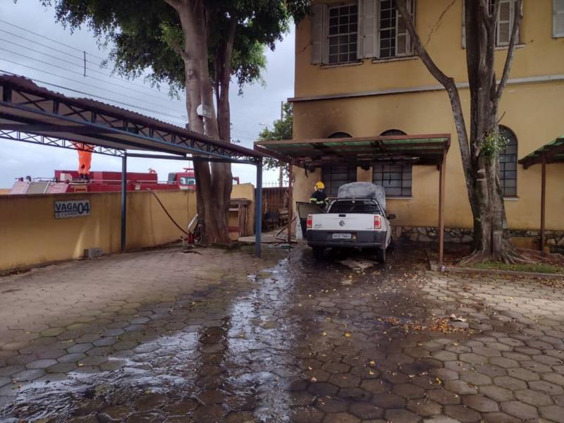 Incêndio em veículo dentro do Unifeg mobiliza Bombeiros neste Natal