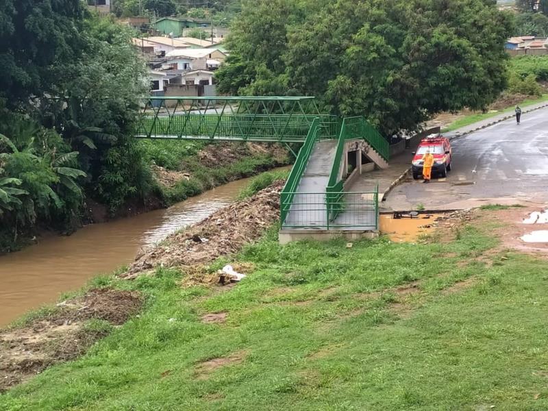 Bombeiros monitoram pontos de maiores riscos de inundações em Guaxupé