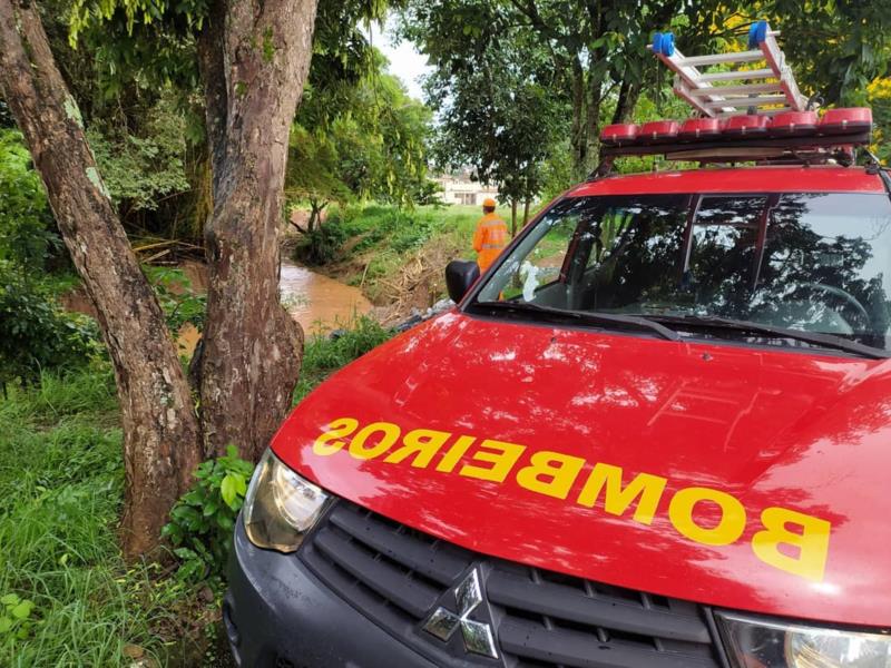 Bombeiros monitoram pontos de maiores riscos de inundações em Guaxupé