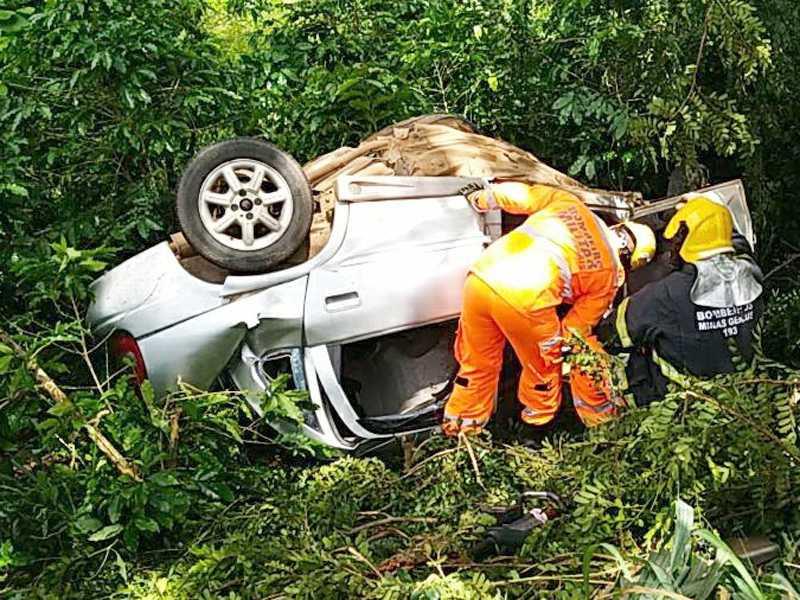 Condutor morre ao capotar veículo na MGC 491, em Monte Santo