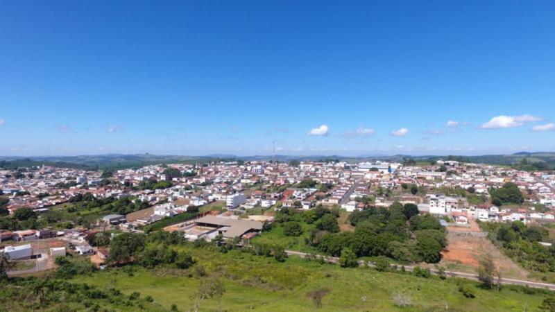 Em vídeo, prefeito de Conceição da Aparecida faz apelo à população e decreta fechamento do comércio por 15 dias