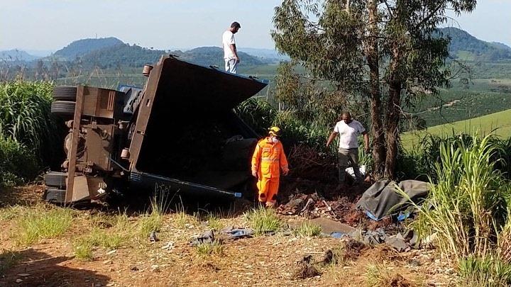 Caminhão carregado de sucata perde o freio e tomba às margens da rodovia BR-146