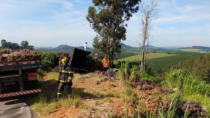 Caminhão carregado de sucata perde o freio e tomba às margens da rodovia BR-146