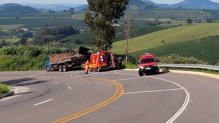 Caminhão carregado de sucata perde o freio e tomba às margens da rodovia BR-146