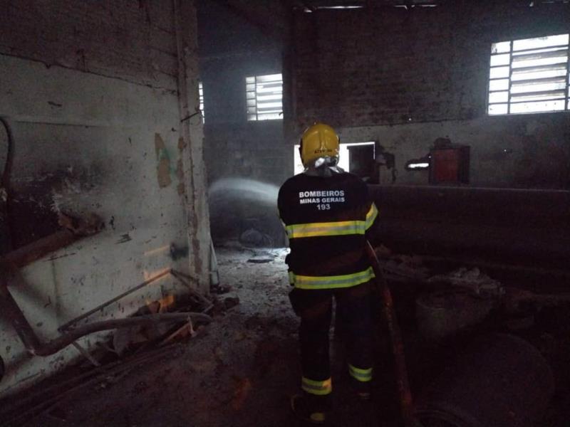 Bombeiros atendem incêndio em depósito de Fábrica Têxtil em Guaranésia