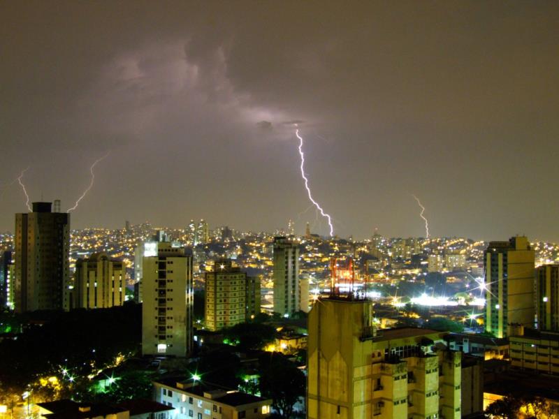 Cemig reforça alerta sobre segurança com a rede elétrica durante tempestades