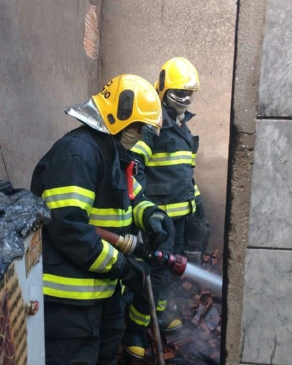 Bombeiros de Guaxupé combatem incêndio em residência de Muzambinho