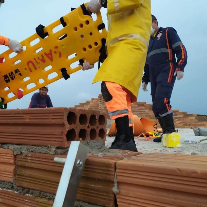 Operário da construção civil fica ferido ao cair de telhado em Guaxupé