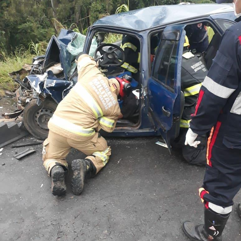 Acidente na BR-146, próximo ao trevo de Juruaia, mobiliza Bombeiros e Samu