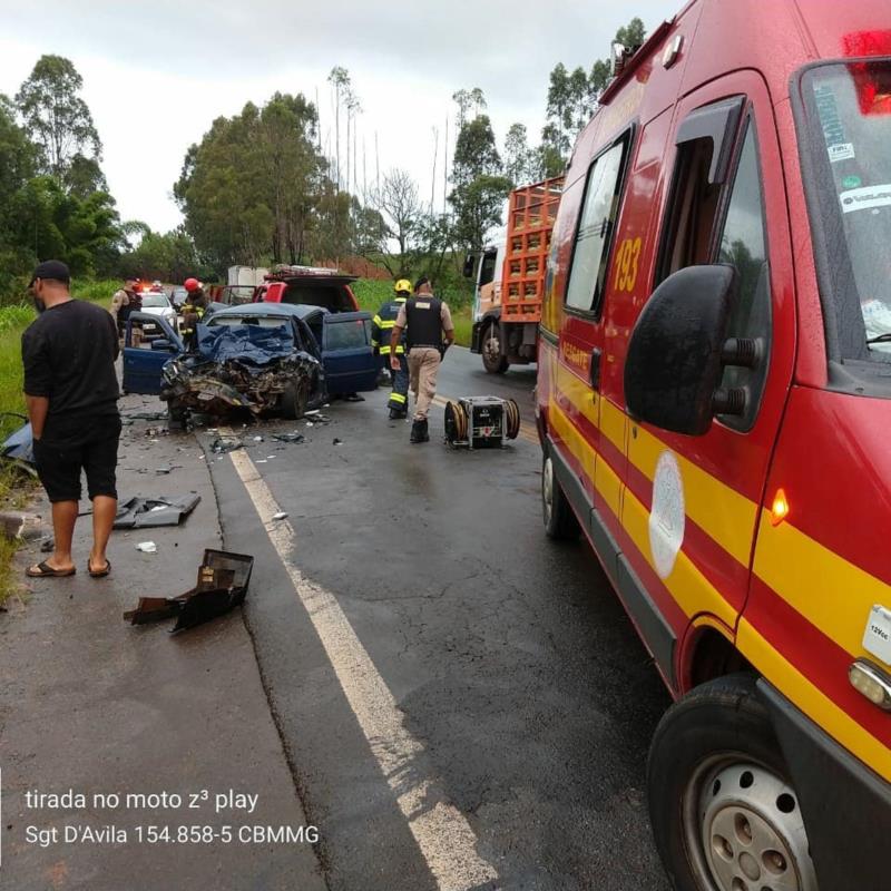 Acidente na BR-146, próximo ao trevo de Juruaia, mobiliza Bombeiros e Samu