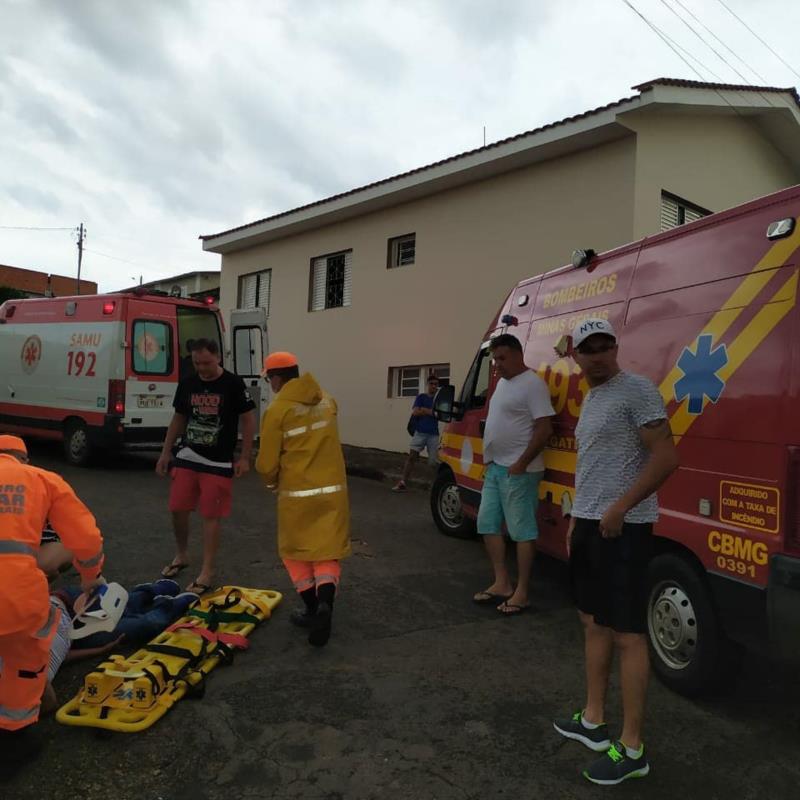 Colisão entre moto e carro na Vila Campanha deixa duas pessoas feridas