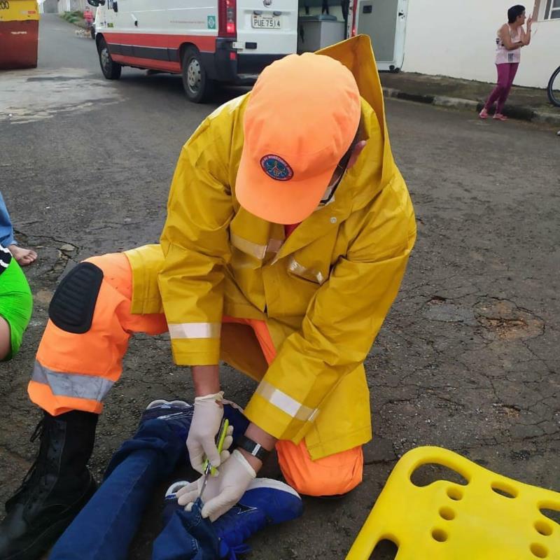 Colisão entre moto e carro na Vila Campanha deixa duas pessoas feridas