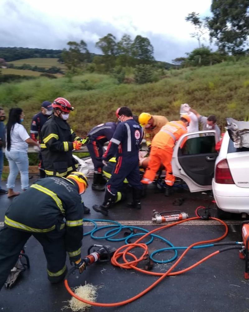 Quatro pessoas ficam feridas em acidente entre São Pedro da União e Bom Jesus da Penha