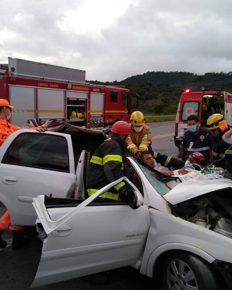 Quatro pessoas ficam feridas em acidente entre São Pedro da União e Bom Jesus da Penha