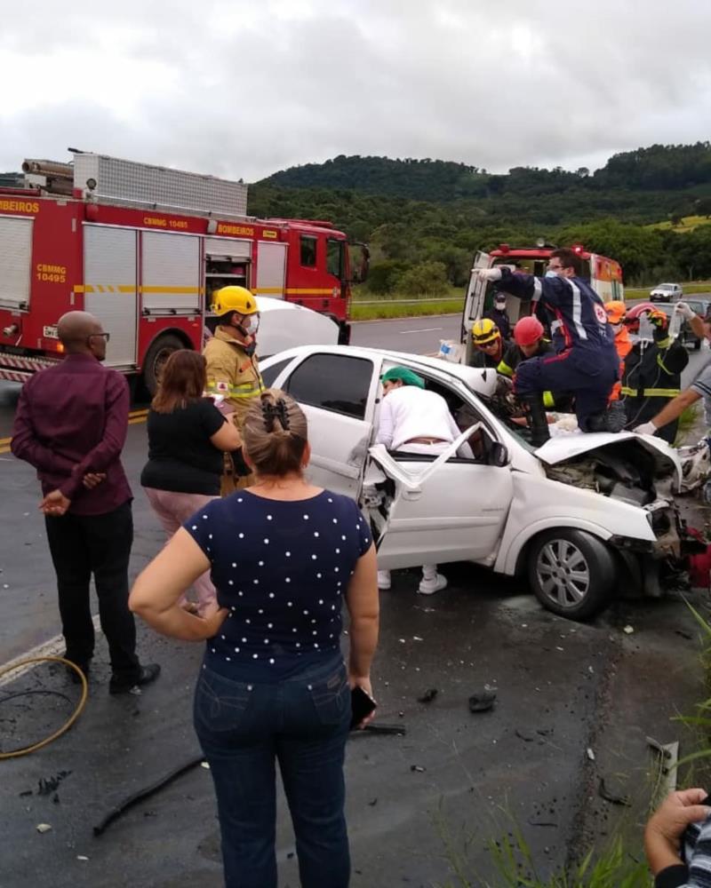 Quatro pessoas ficam feridas em acidente entre São Pedro da União e Bom Jesus da Penha