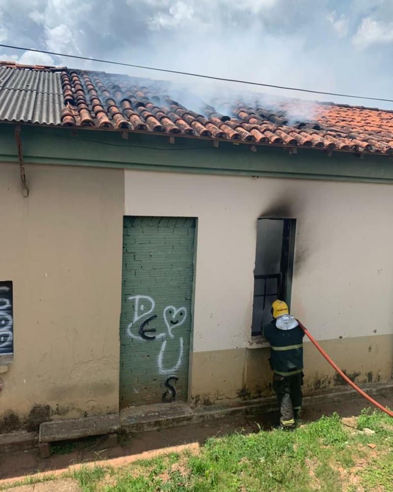 Bombeiros combatem incêndio em residência em Guaxupé