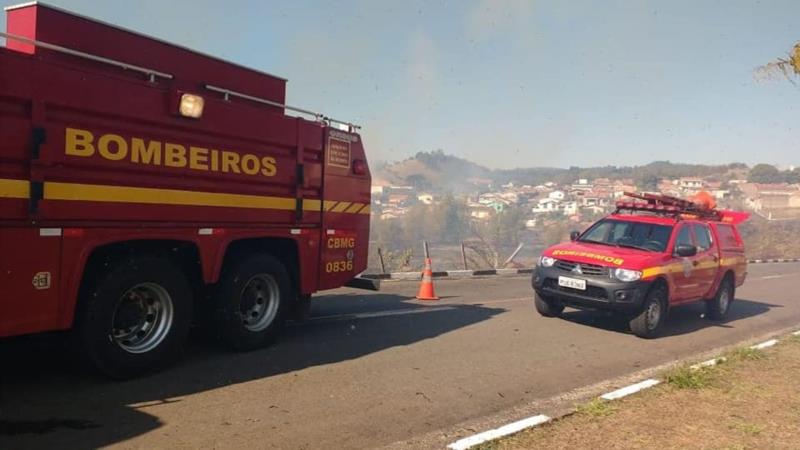 Incêndio em área urbana mobiliza Corpo de Bombeiros em Guaxupé neste domingo