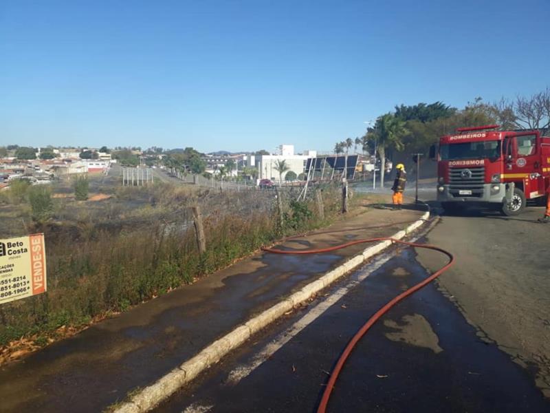 Incêndio em área urbana mobiliza Corpo de Bombeiros em Guaxupé neste domingo