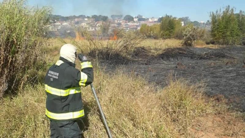 Incêndio em área urbana mobiliza Corpo de Bombeiros em Guaxupé neste domingo