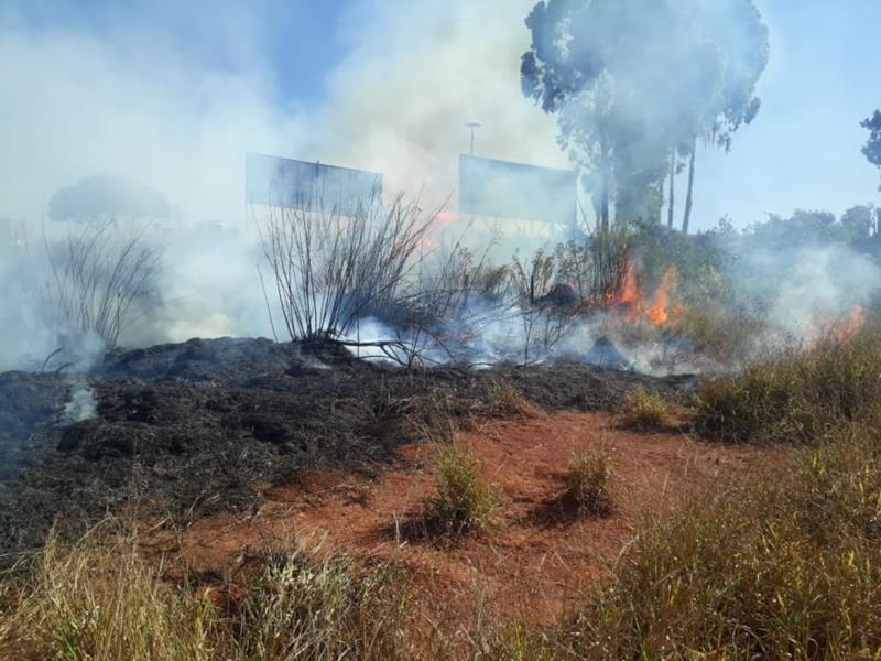 Incêndio em área urbana mobiliza Corpo de Bombeiros em Guaxupé neste domingo