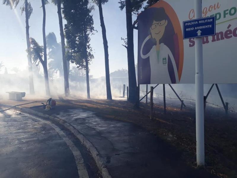 Incêndio em área urbana mobiliza Corpo de Bombeiros em Guaxupé neste domingo