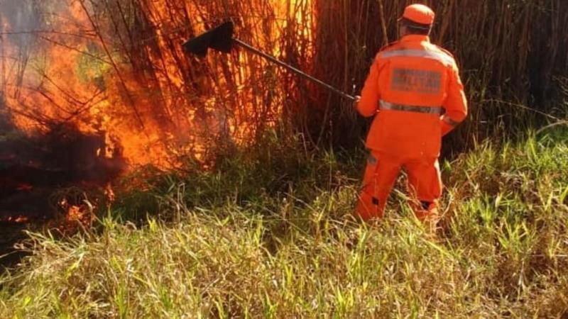 Incêndio em área urbana mobiliza Corpo de Bombeiros em Guaxupé neste domingo