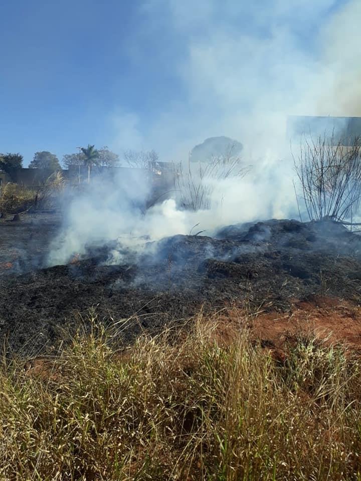 Incêndio em área urbana mobiliza Corpo de Bombeiros em Guaxupé neste domingo