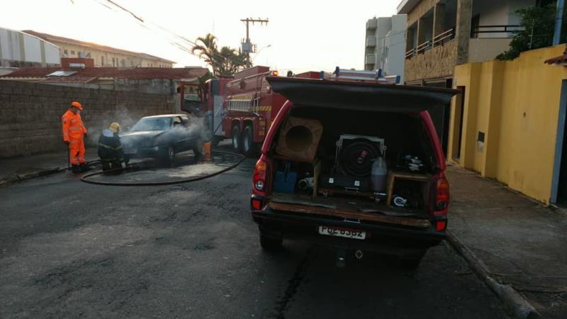 Bombeiros combatem incêndio em veículo em Guaxupé