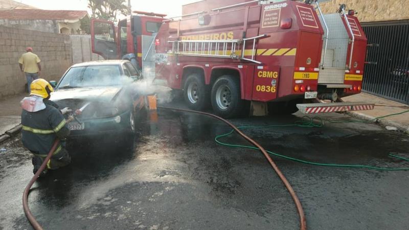 Bombeiros combatem incêndio em veículo em Guaxupé