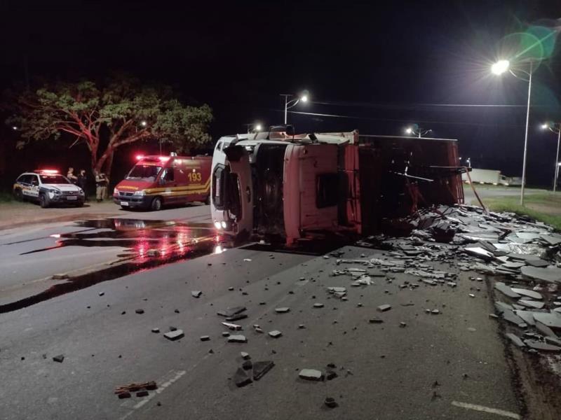 Acidente com caminhão na BR-491, no trevo do Japy, deixa homem ferido