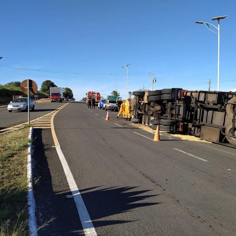 Após tombamento de carreta no trevo de Guaxupé, Bombeiros jogam serragem na pista para evitar novos acidentes